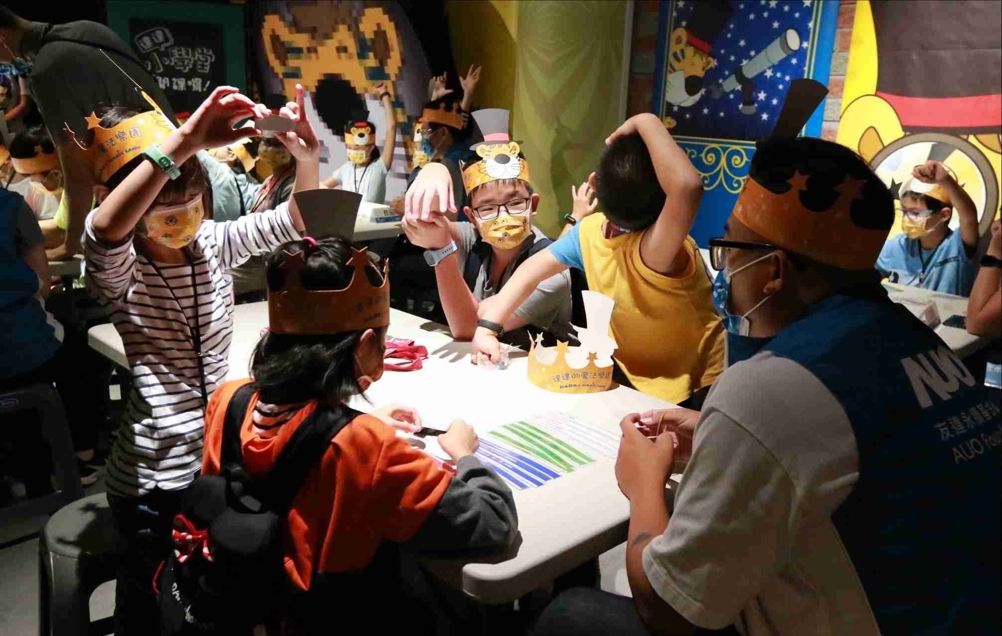 尊龙集团以永续理念推动全人教育计划，，，内外结盟储备科普教育人才，，荣获亚太永续行动奖社会共融面的金奖肯定