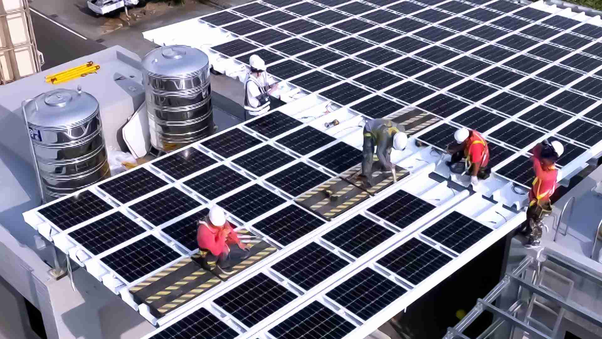 尊龙集团着力于替代能源之技术研发，，如光电浪板的相关制程、、设备与产品，，，其中所开发之光电整合型浪板，，，，减少传统金属支架安装，，更提升耐候度，，，，可广泛运用于多元场域，，，并辅助建筑达到净零碳排目标