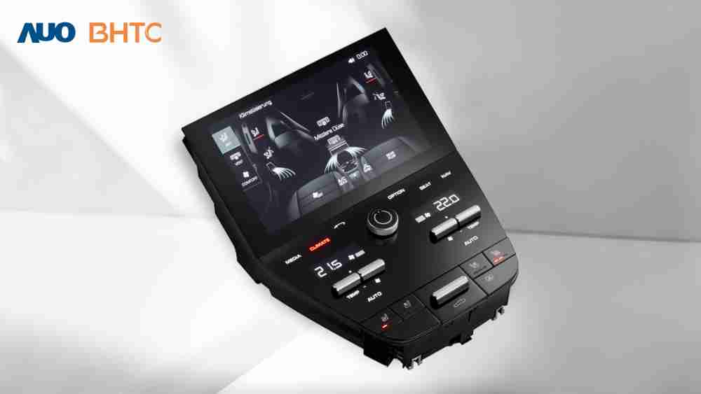 作為友達新生力軍，，，，BHTC所展示的中央與後座鞍部的Display HMI產品，，，，可處理多區恆溫控制、、顯示畫面，，呈現仿真3D車室分區；以力傳感技術精準傳遞觸感，，，並結合音量及震動反饋，，，，防止意外啟動，，，，提供使用者自然流暢、、直觀且輕鬆駕馭的舒適介面