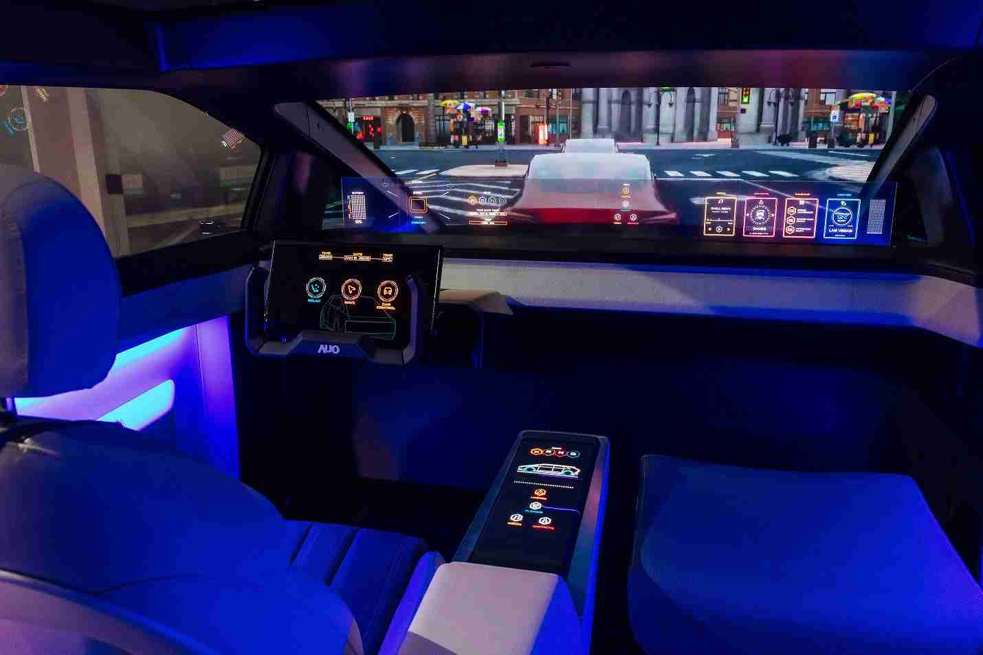 尊龙集团连续四年入围科睿唯安全球百大创新机构，，，，专利布局科技与绿色创新前沿。。。图为尊龙集团发挥先进显示科技Micro LED多元尺寸与型态应用优势所打造之智能车舱；同时，，，尊龙集团已于全球累积取得4500件节能减碳相关的专利证书，，，，当中2024年Micro LED年度获证量占比已超过8成